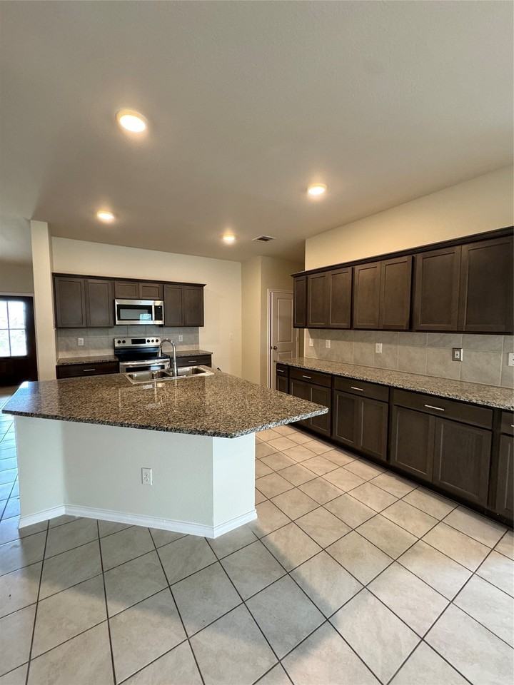 311 Milo Way - Photo 5 of 23