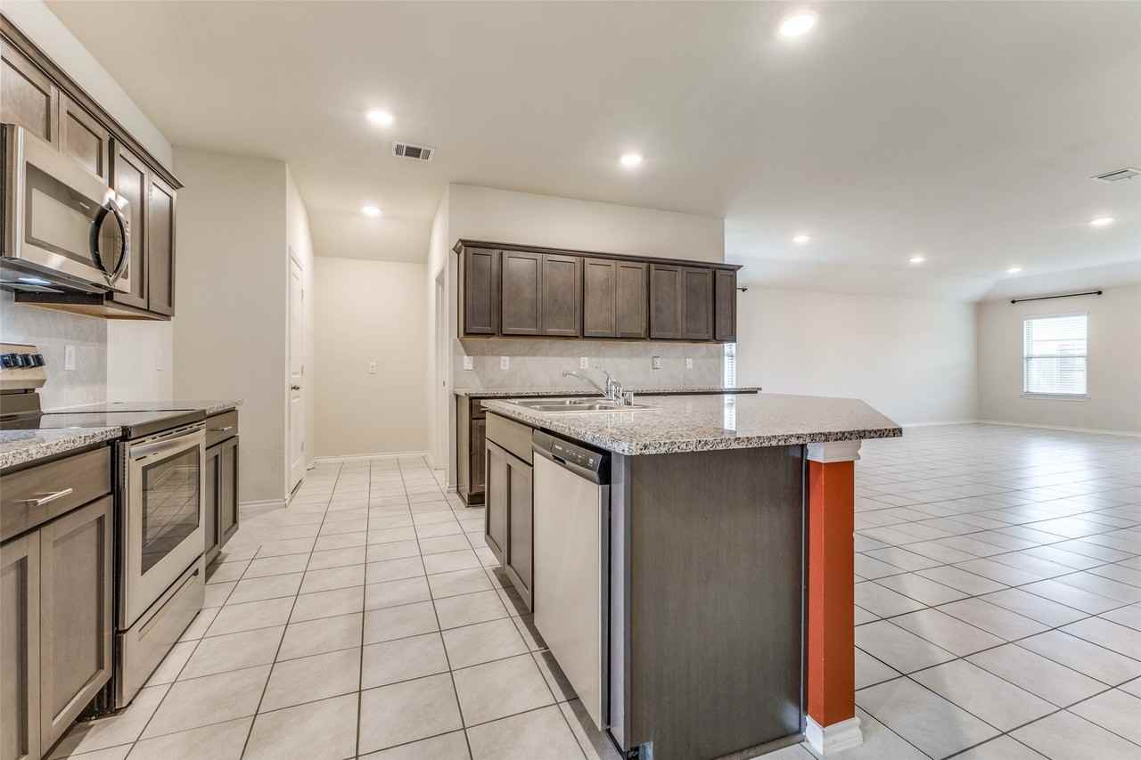 311 Milo Way - Photo 6 of 23
