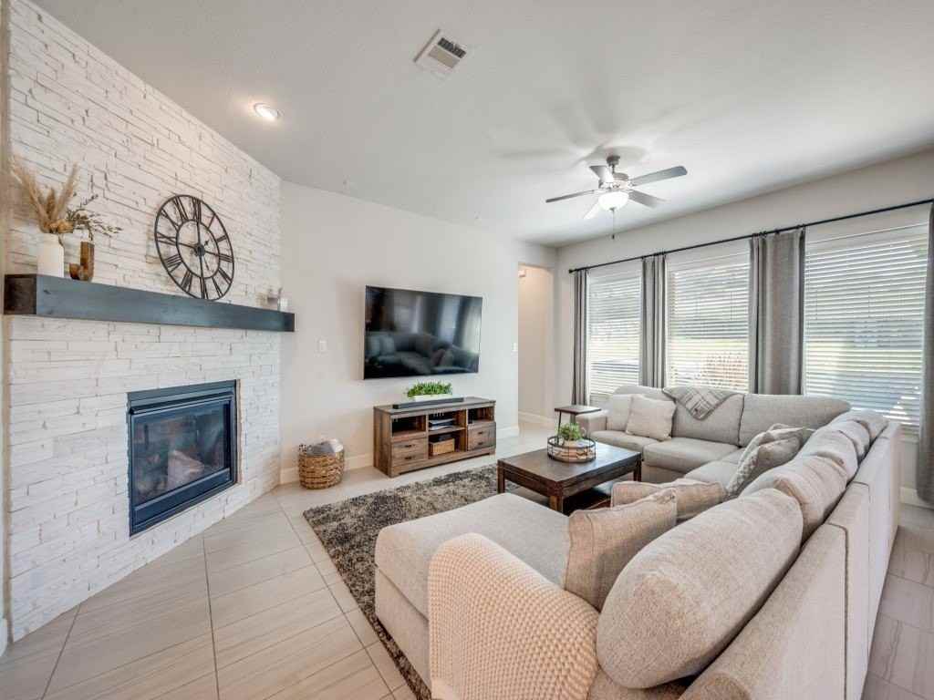 1044 Myers Park Trl - Photo 4 of 36