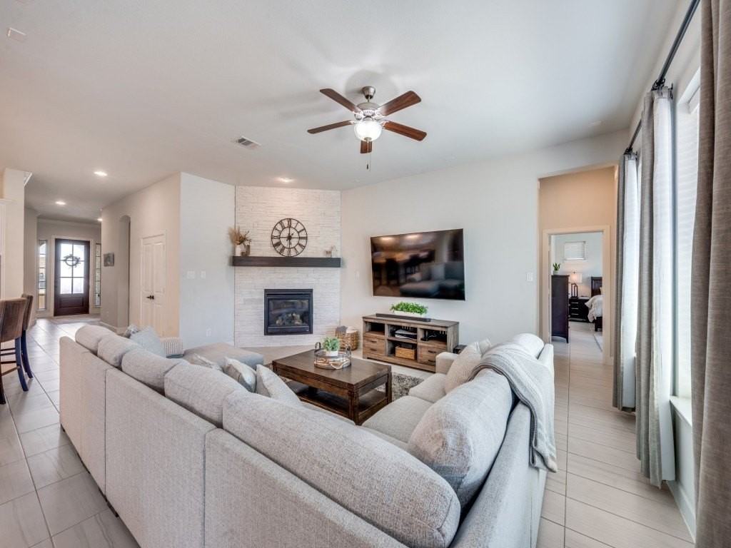 1044 Myers Park Trl - Photo 5 of 36