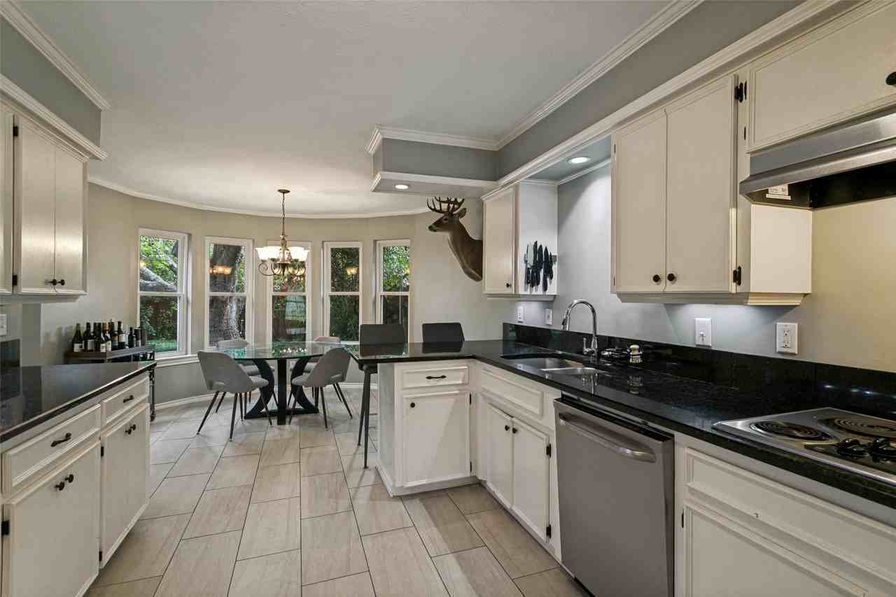 7507 Wellcrest Dr - Photo 3 of 12