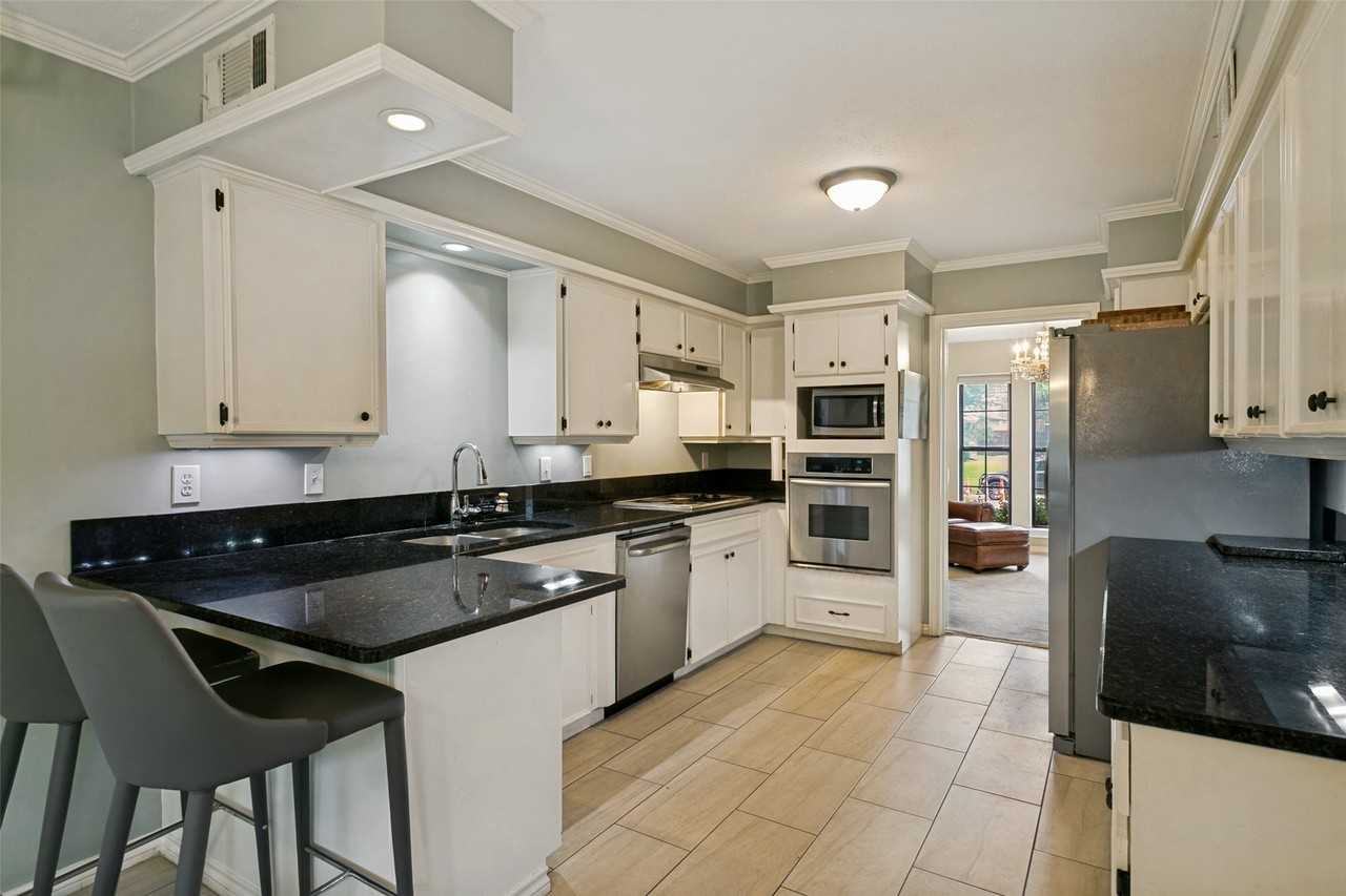 7507 Wellcrest Dr - Photo 4 of 12