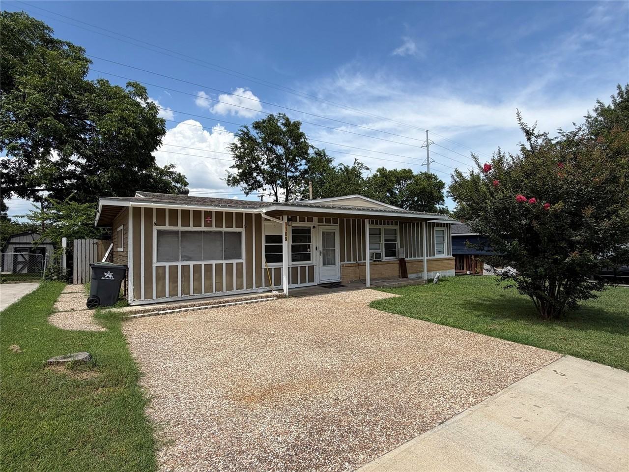 1109 E Inwood Dr - Photo 2 of 18
