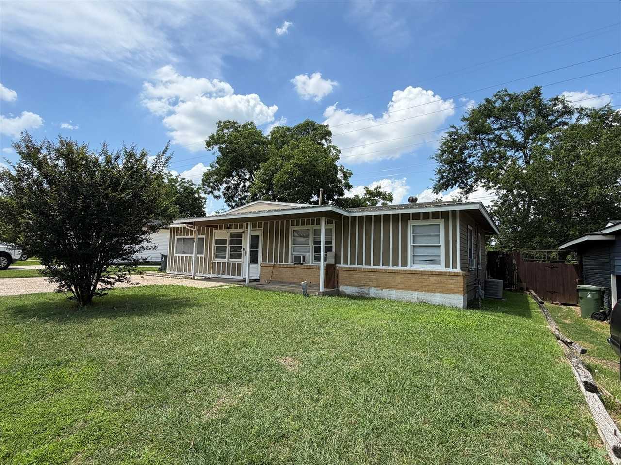 1109 E Inwood Dr - Photo 3 of 18