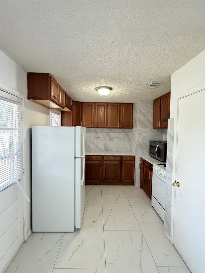 1109 E Inwood Dr - Photo 6 of 18