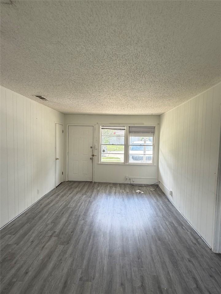 1109 E Inwood Dr - Photo 7 of 18