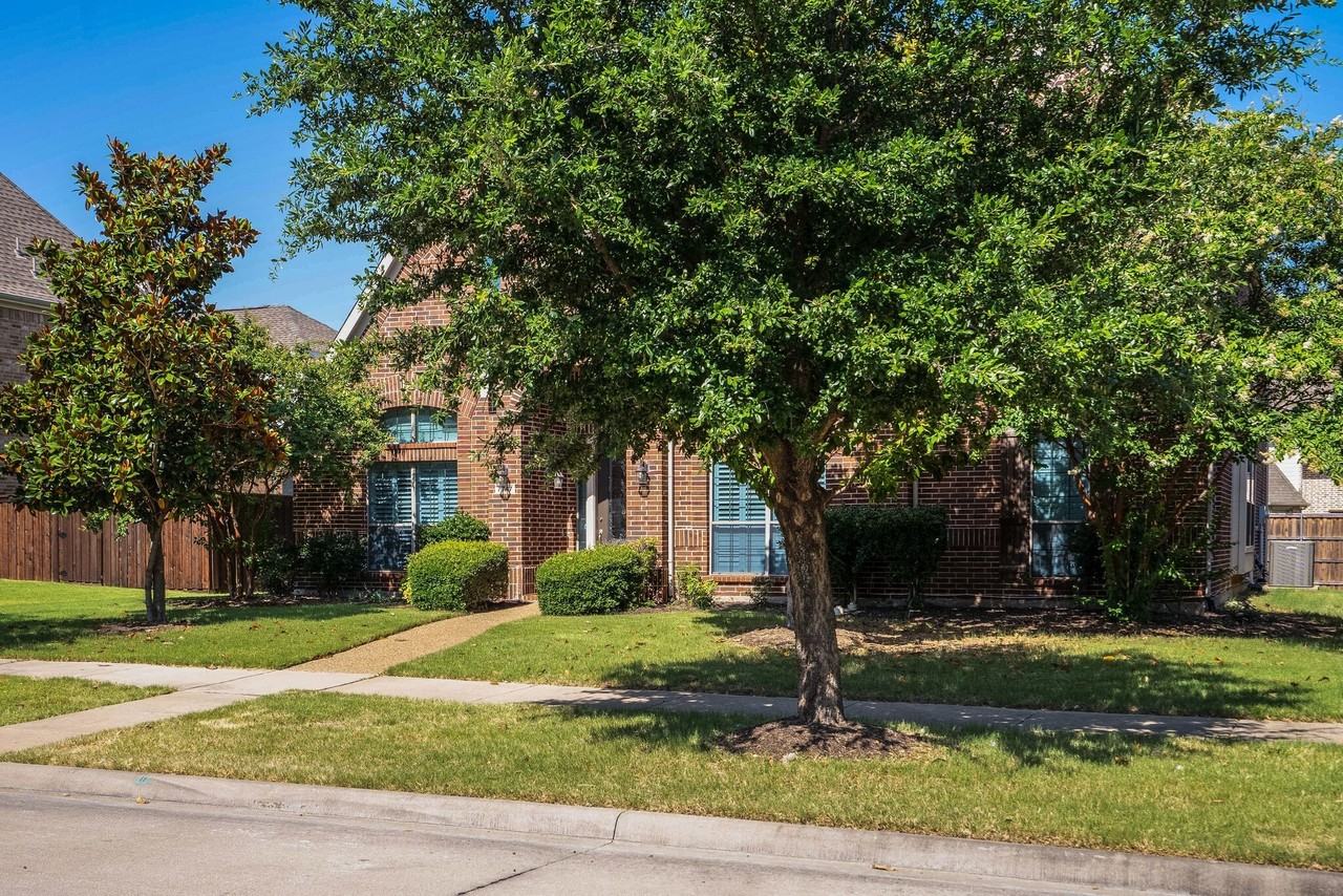 7747 Ivanhoe Dr - Photo 2 of 39