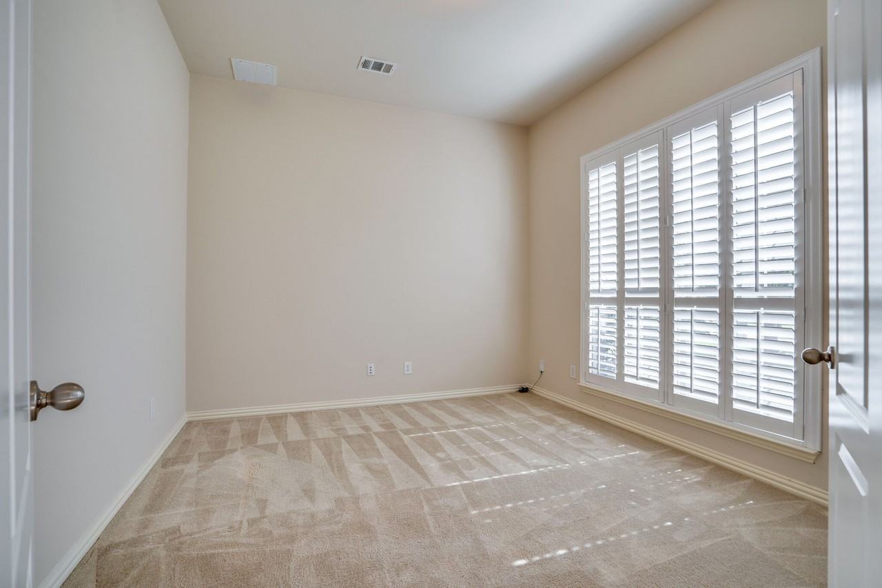 7747 Ivanhoe Dr - Photo 5 of 39