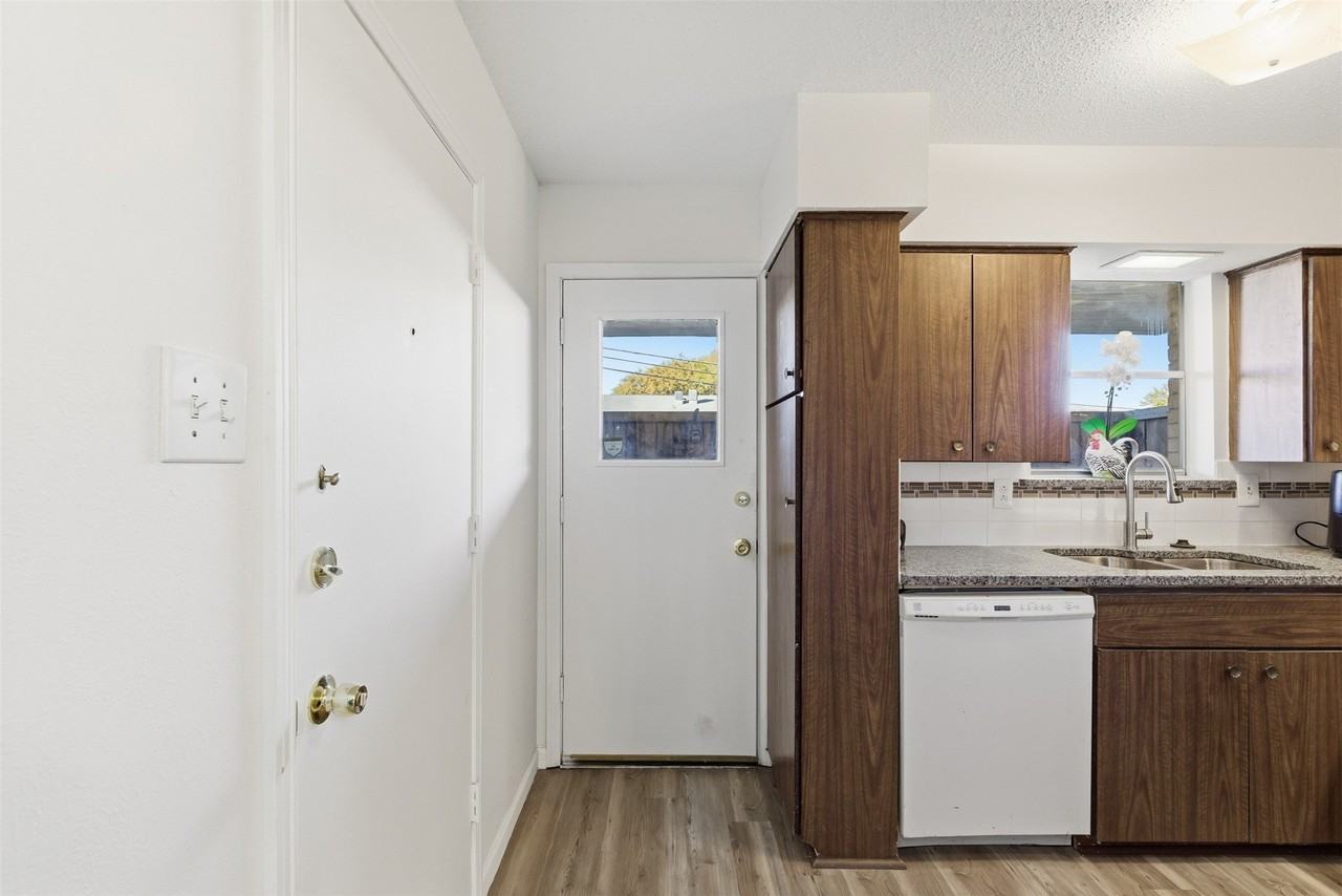 5817 Sandhurst Ln #B - Photo 7 of 27