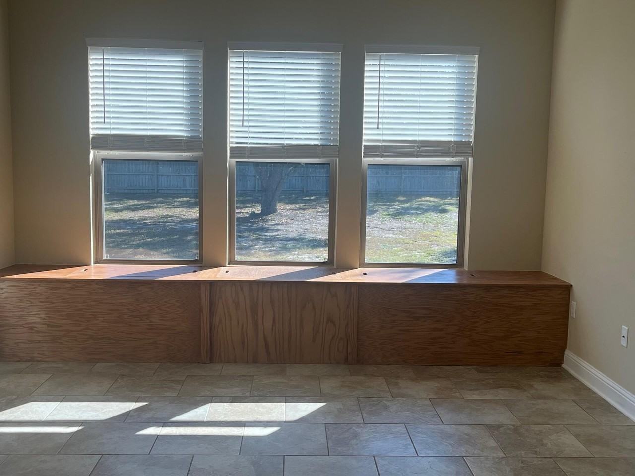 1950 Alamanda Ct - Photo 3 of 15