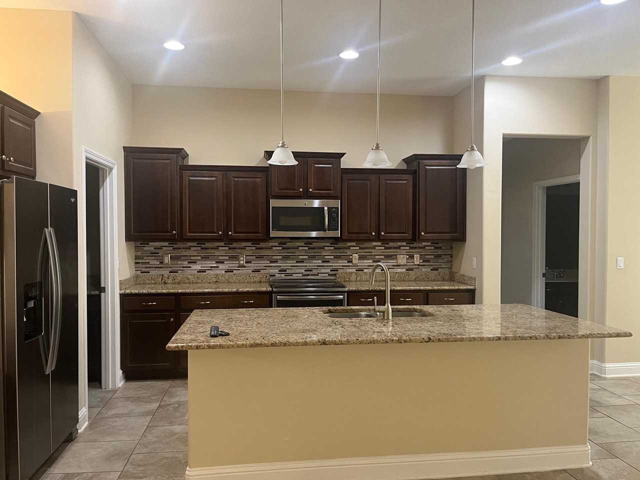 1950 Alamanda Ct - Photo 4 of 15