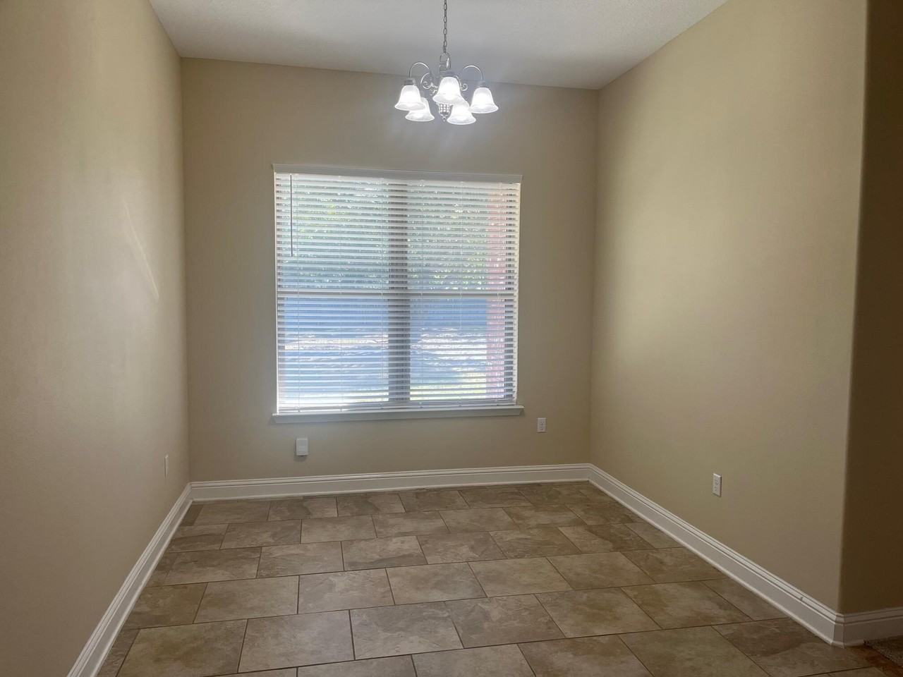 1950 Alamanda Ct - Photo 7 of 15