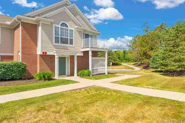 16901 Carriage Way - Photo 3 of 36