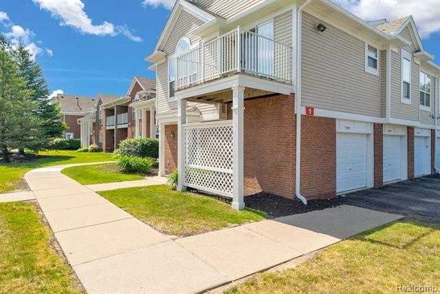 16901 Carriage Way - Photo 4 of 36