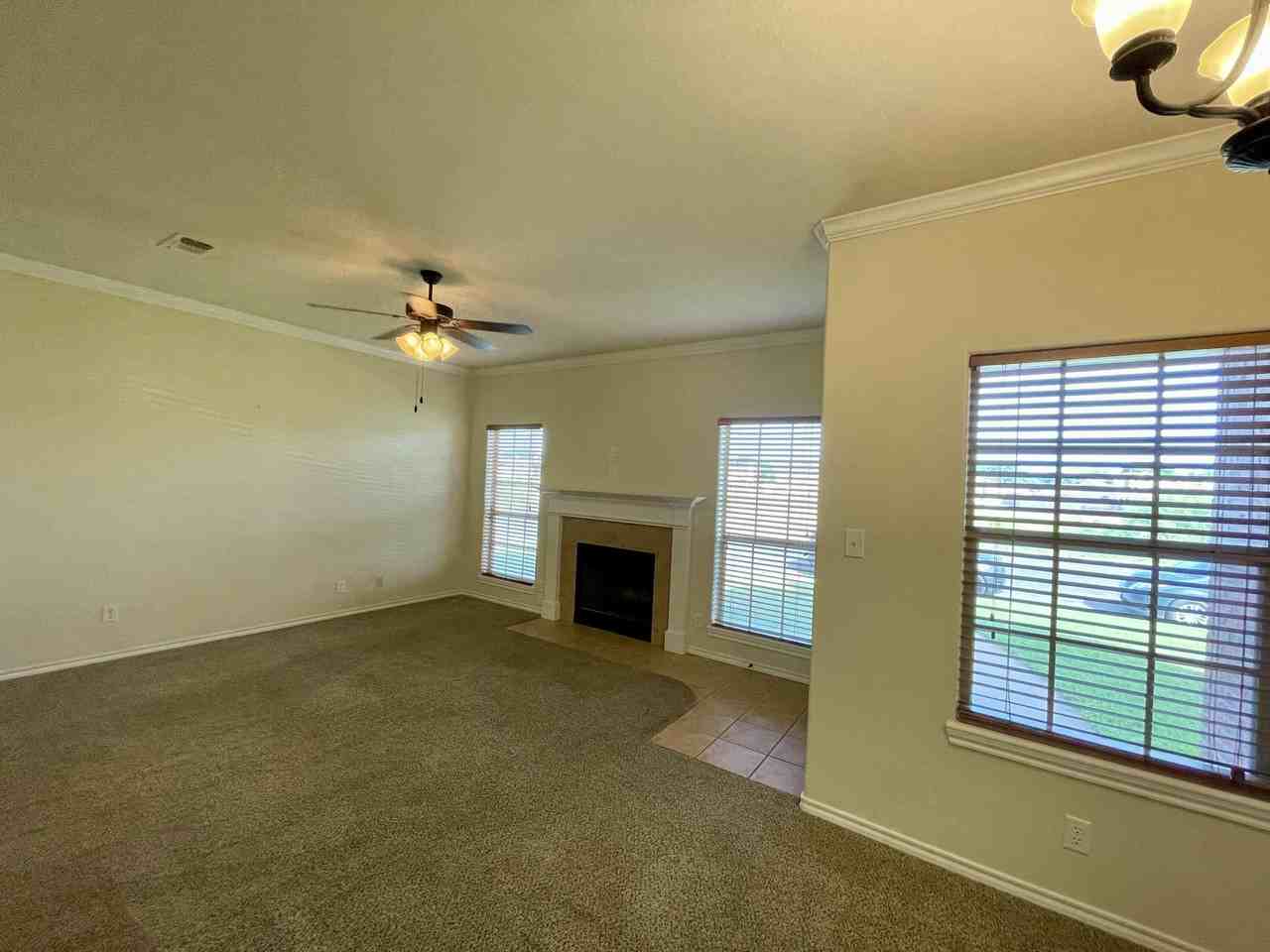 4441 Oak Grove Blvd - Photo 4 of 17