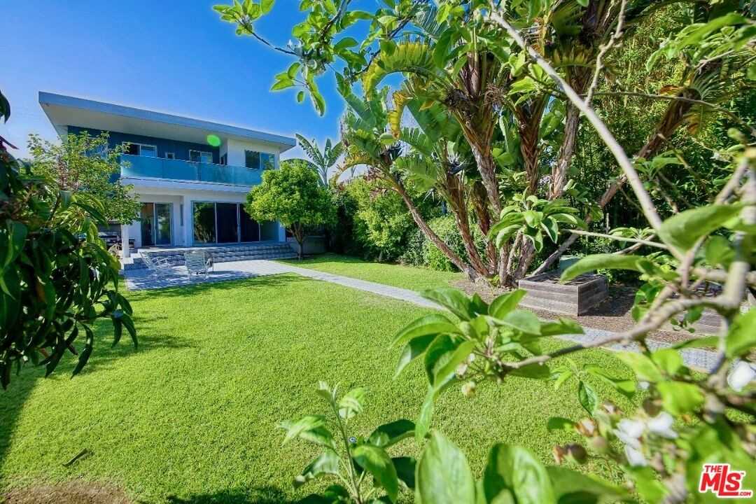 611 Flower Ave - Photo 3 of 8