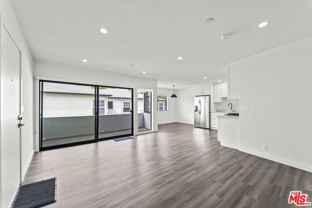 1254 9th St #B - Photo 4 of 8