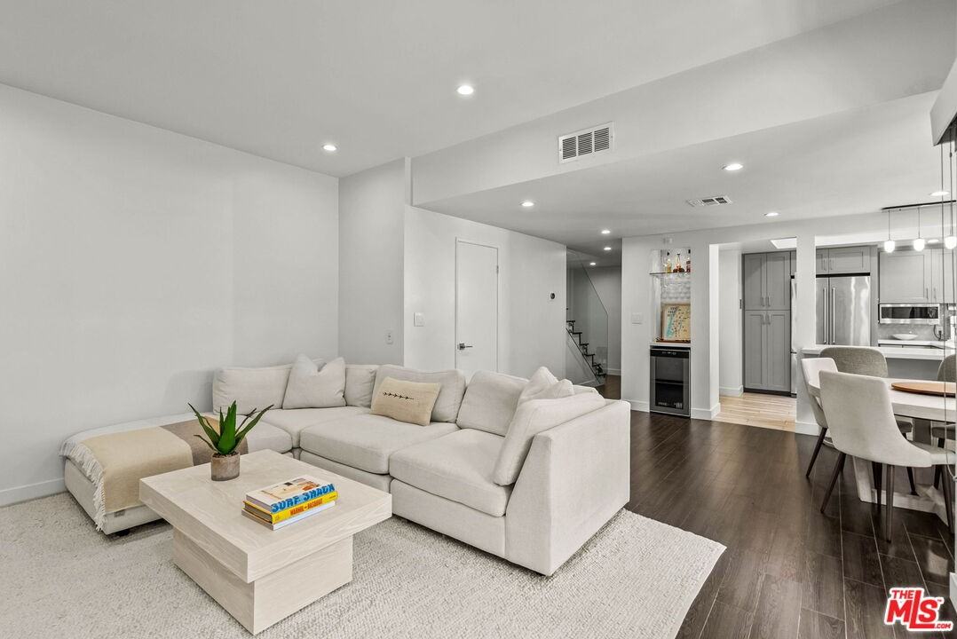 2909 Arizona Ave #15 - Photo 3 of 8