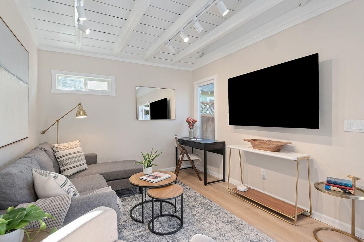 102 N Soledad St #B - Photo 5 of 16