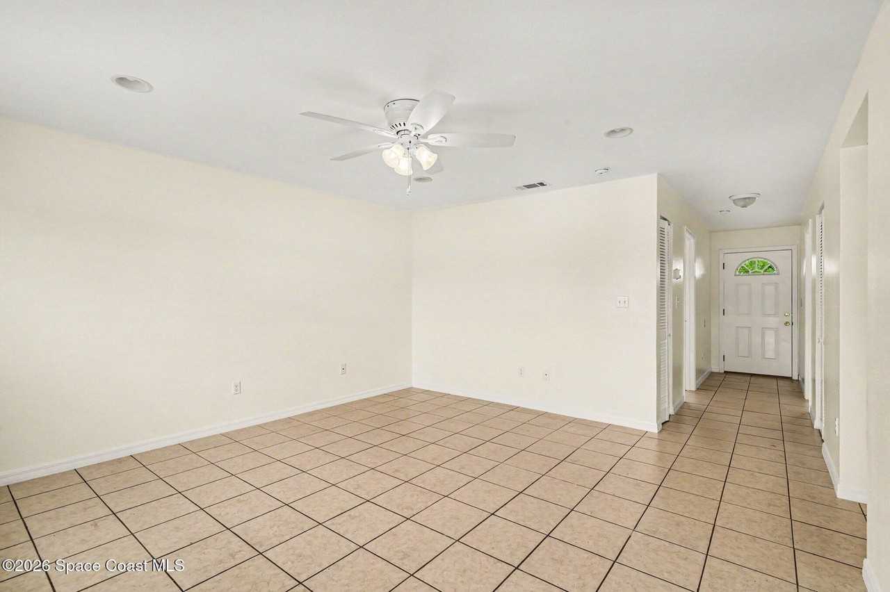 255 W Towne Pl - Photo 2 of 15