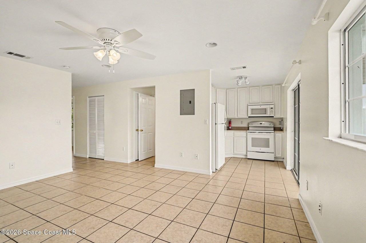 255 W Towne Pl - Photo 3 of 15