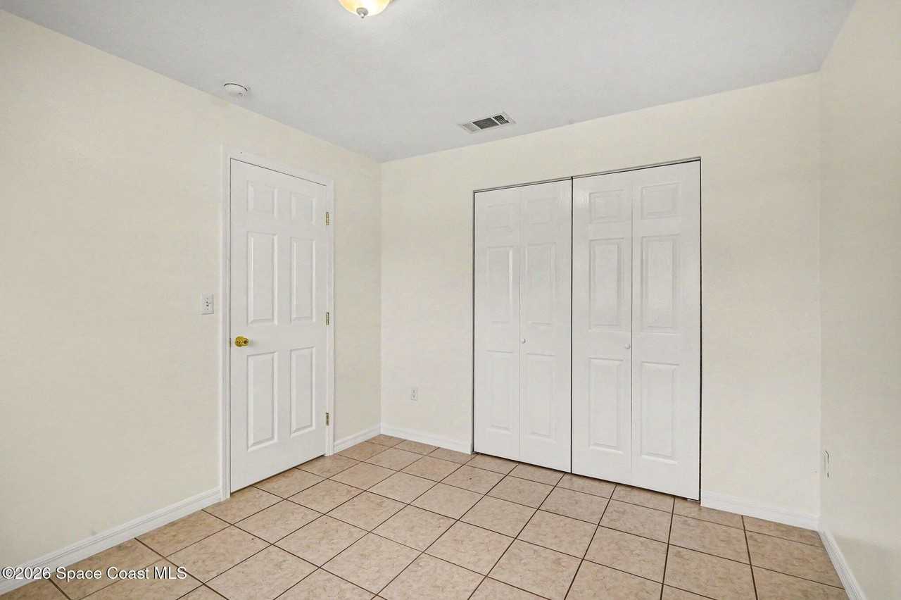 255 W Towne Pl - Photo 4 of 15