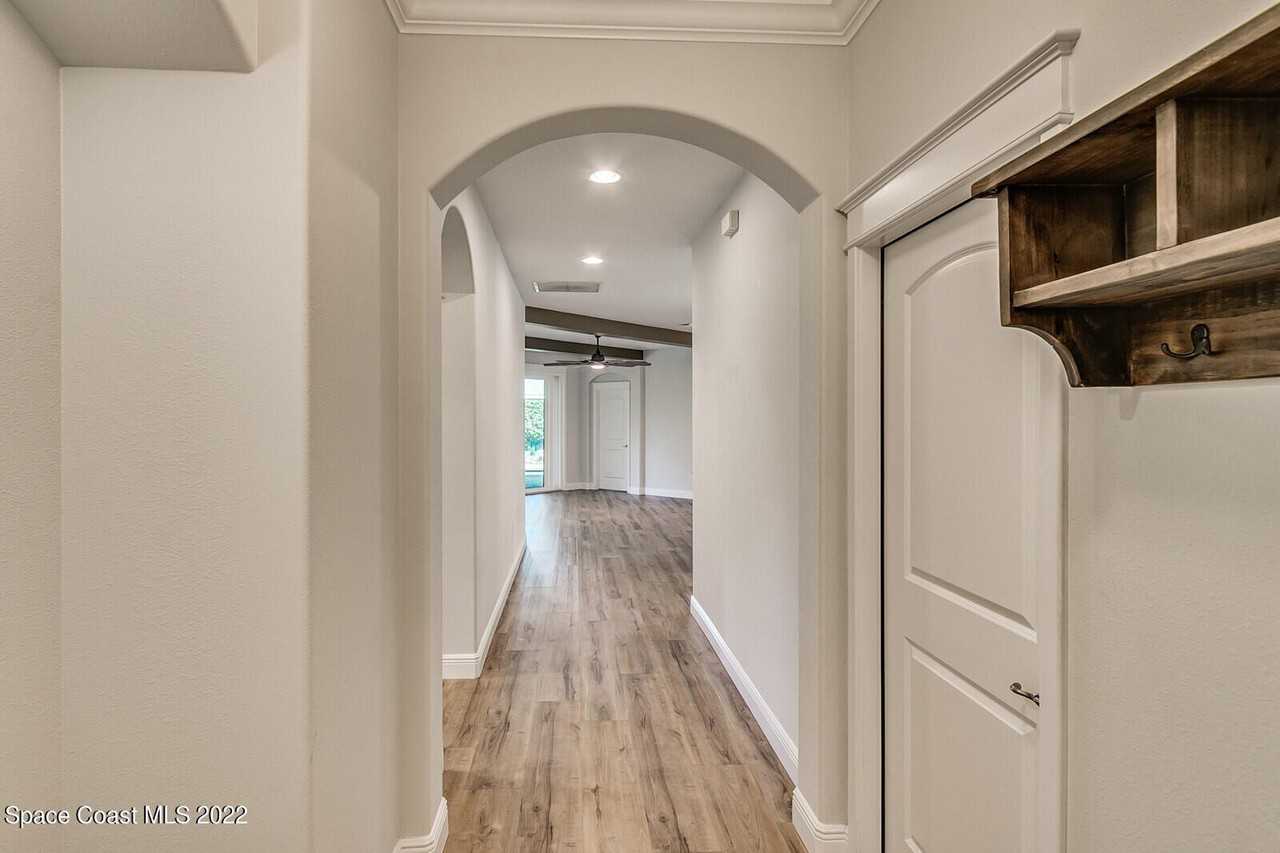 1398 Tullagee Ave - Photo 5 of 45