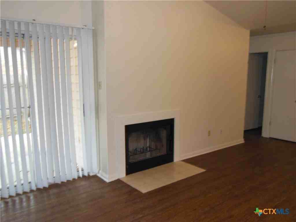 604 Frostwood Dr - Photo 4 of 20