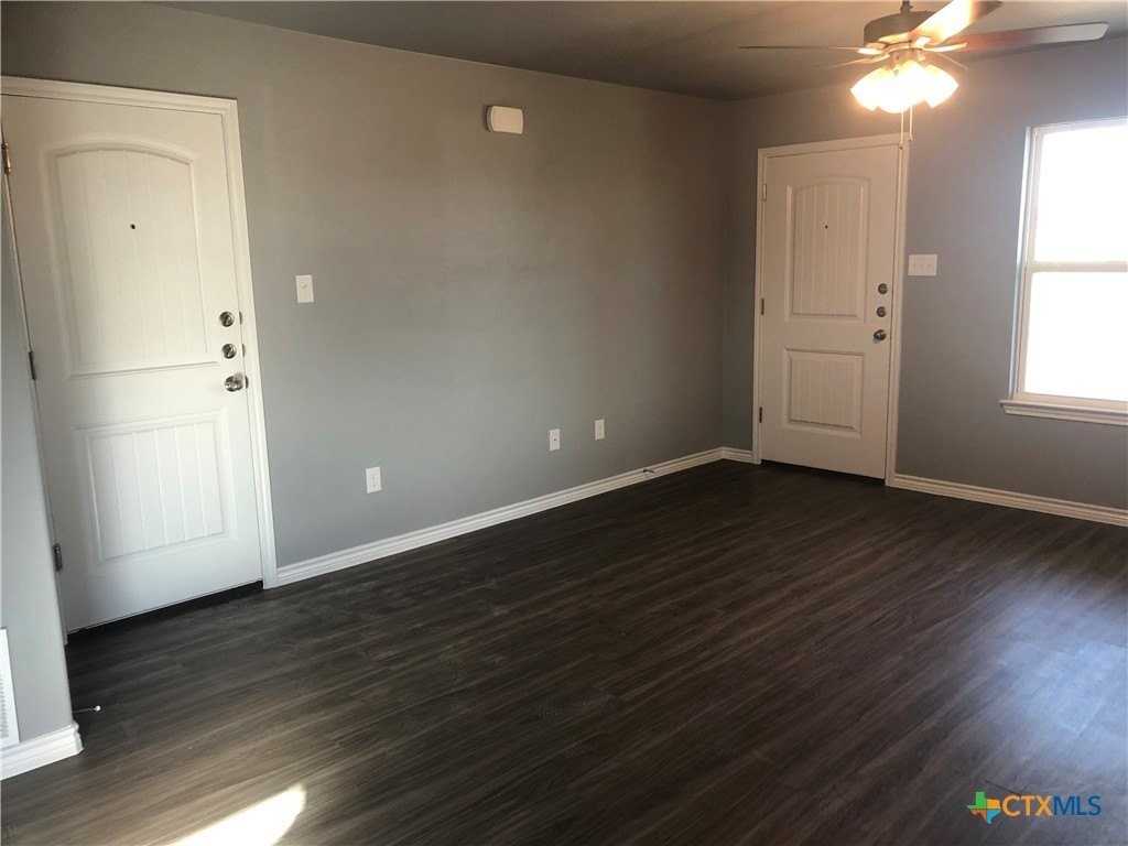 1818 Castroville Trl #B - Photo 3 of 7