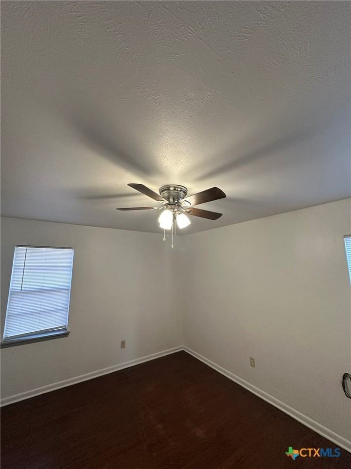 910 Hill St - Photo 4 of 11