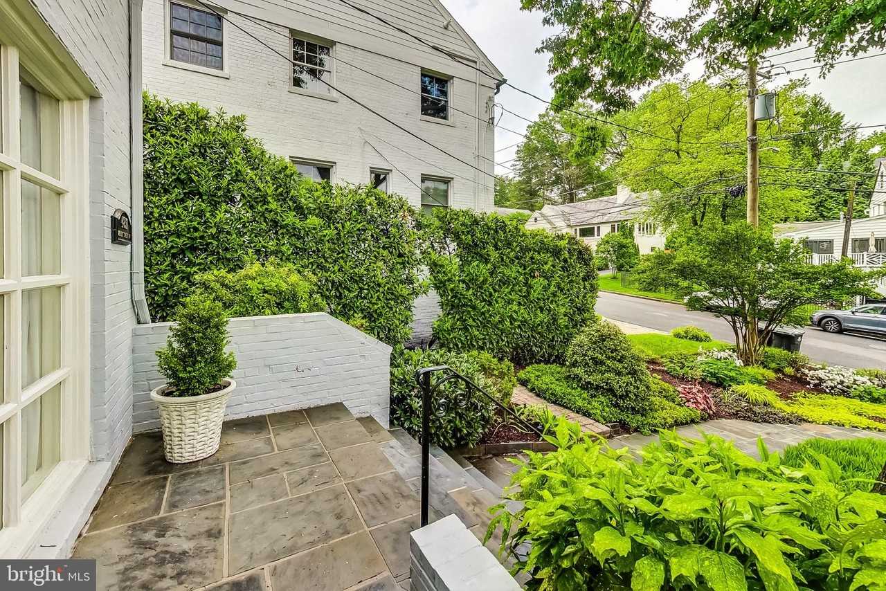 4831 Calvert St Nw - Photo 4 of 44