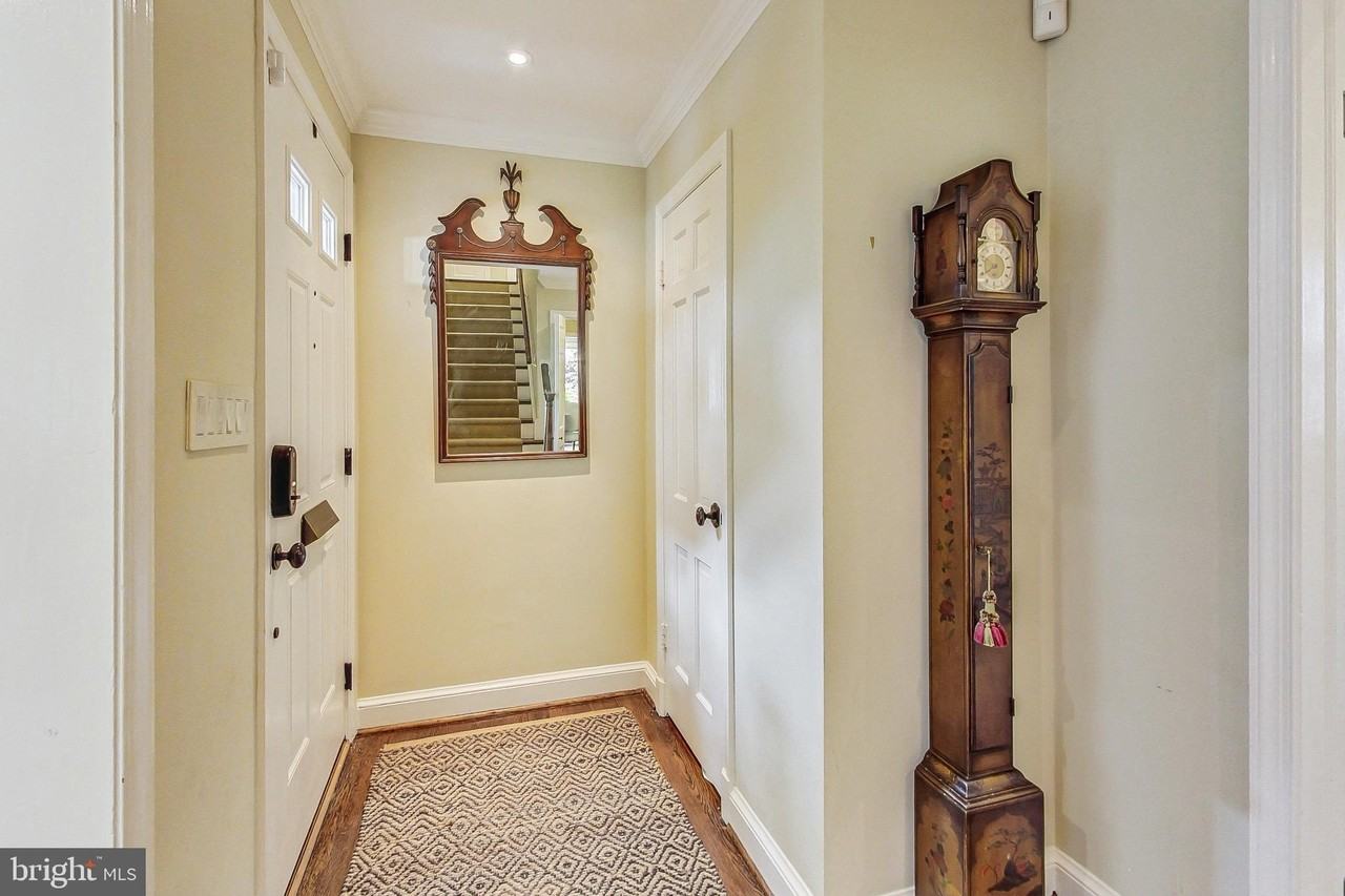 4831 Calvert St Nw - Photo 5 of 44