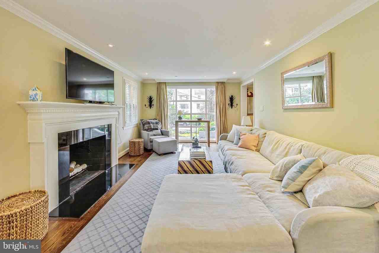 4831 Calvert St Nw - Photo 7 of 44