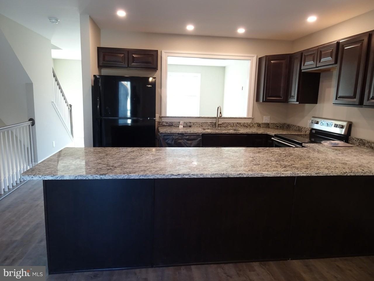 208 W 9th St - Photo 5 of 17