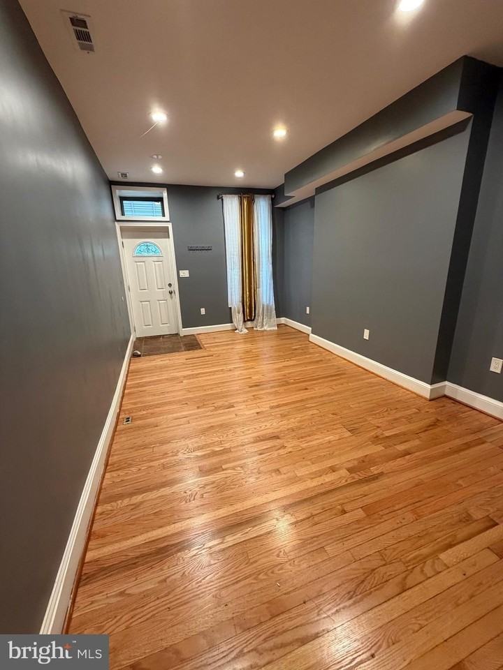 1032 Valley St - Photo 3 of 16