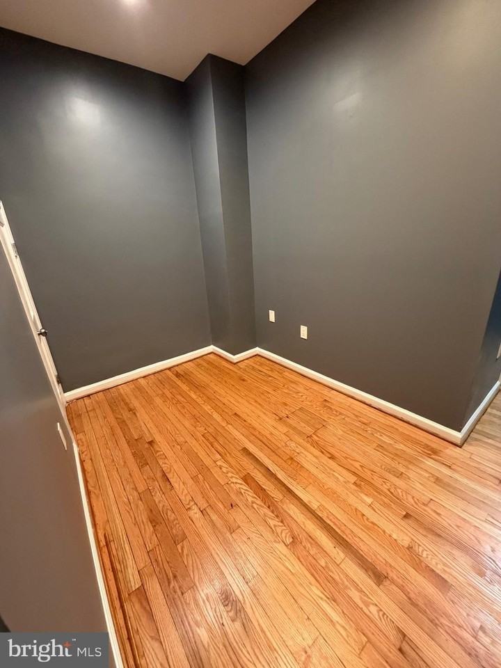 1032 Valley St - Photo 4 of 16