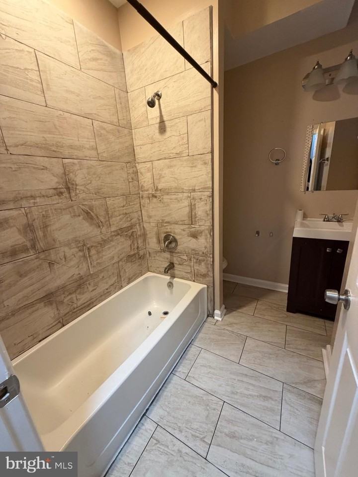 1032 Valley St - Photo 5 of 16