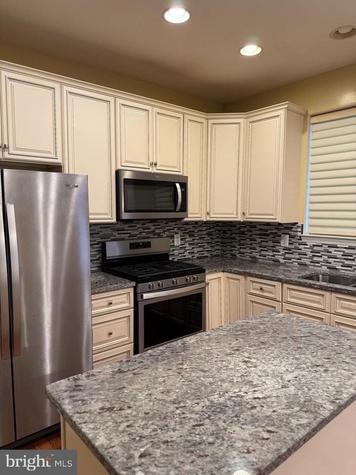 13097 Park Crescent Cir - Photo 3 of 13