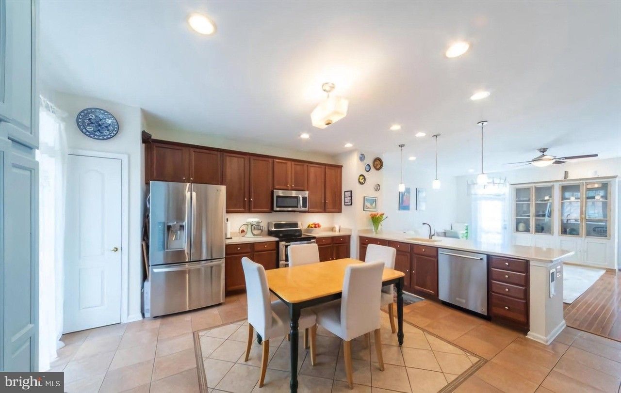 6931 Rolling Creek Way - Photo 3 of 28