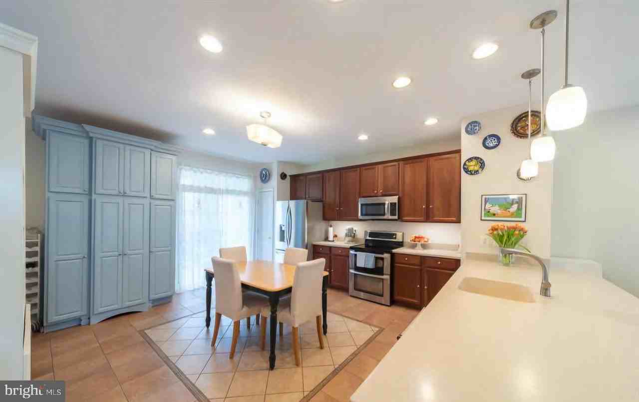 6931 Rolling Creek Way - Photo 4 of 28