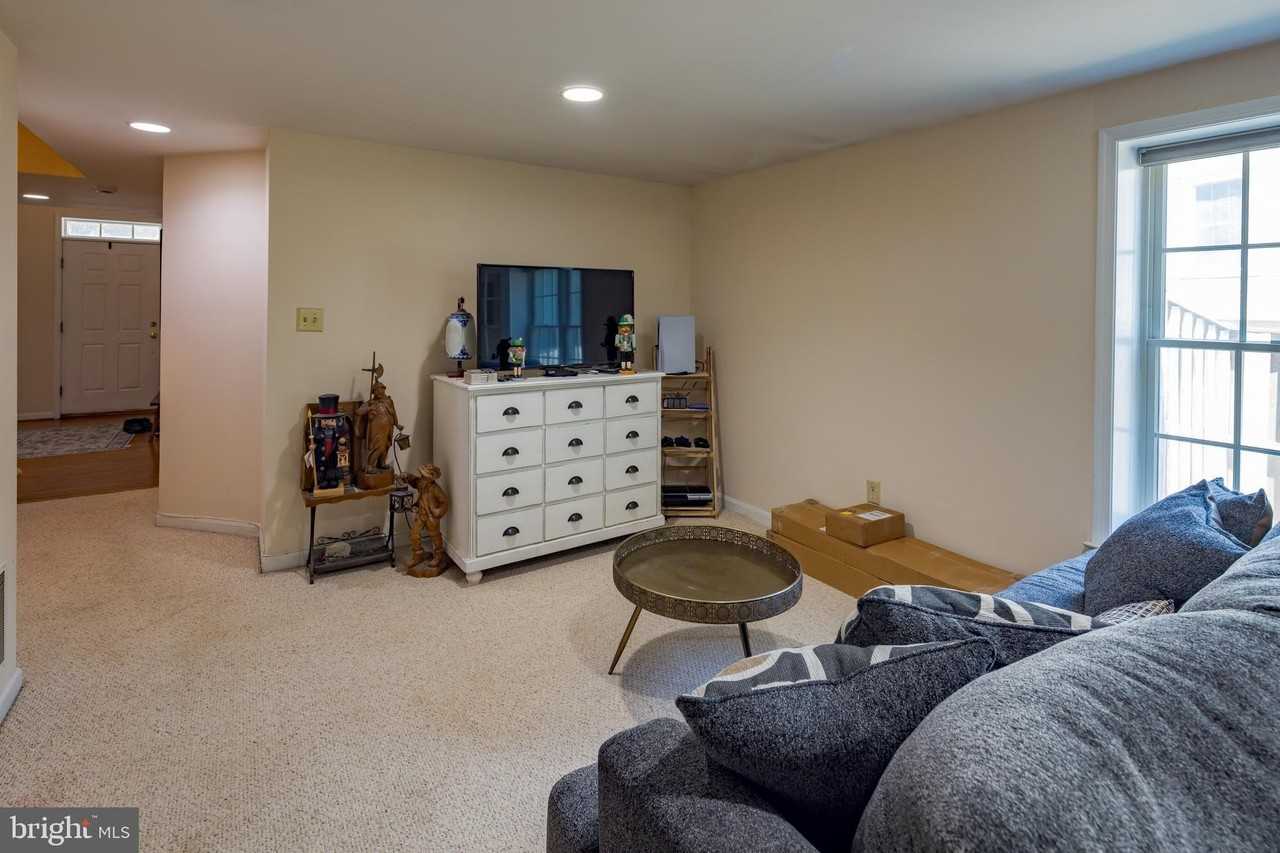 3945 Kathryn Jean Ct - Photo 4 of 39