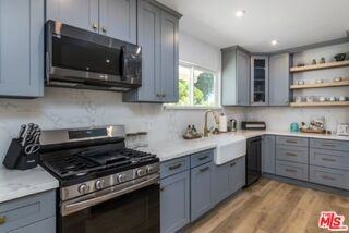 23028 Burbank Blvd - Photo 4 of 8
