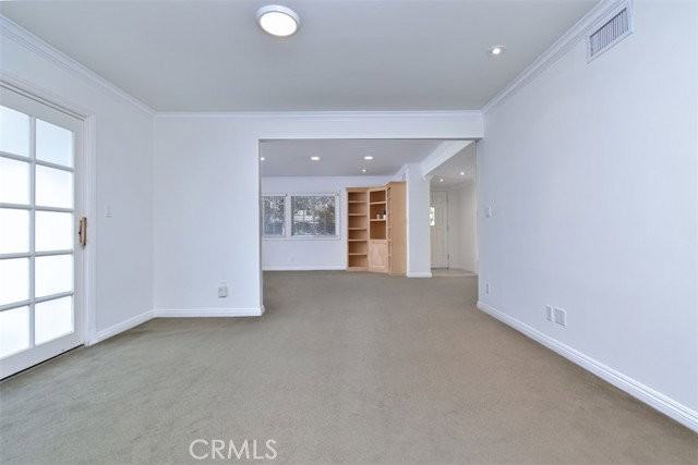 15344 Greenleaf St - Photo 2 of 8