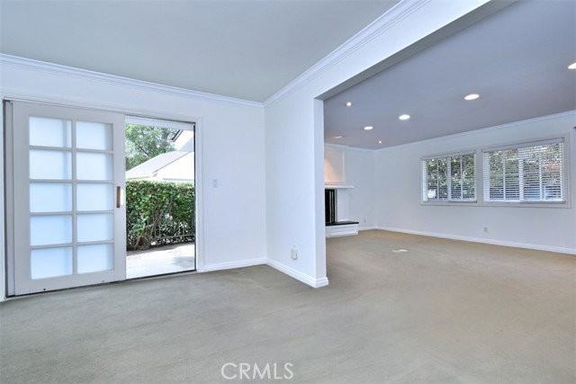 15344 Greenleaf St - Photo 3 of 8
