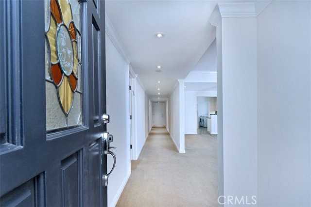 15344 Greenleaf St - Photo 5 of 8