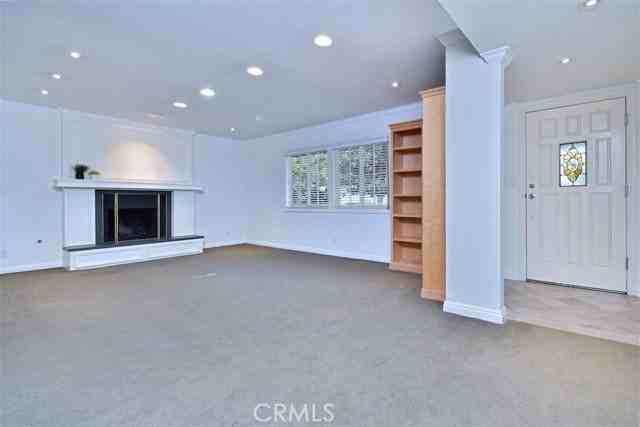 15344 Greenleaf St - Photo 6 of 8