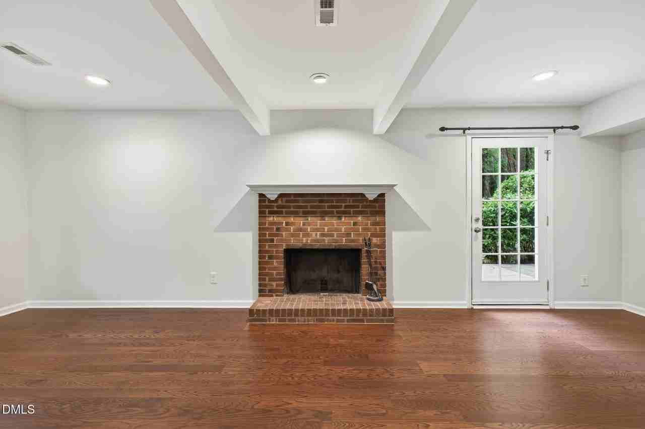 1526 Dirkson Ct - Photo 6 of 32