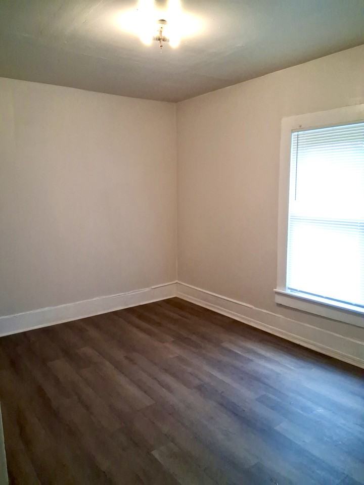 1421 E 2nd St #1 - Photo 4 of 11