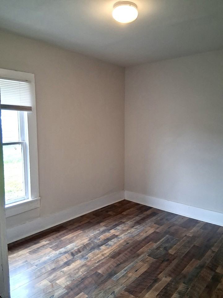 1421 E 2nd St #1 - Photo 5 of 11