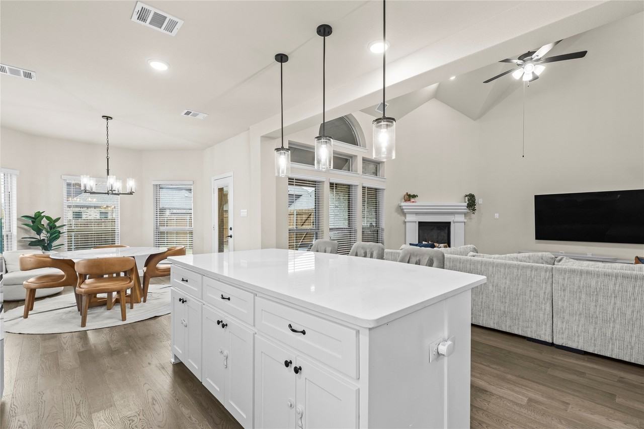 14892 Hometown Dr - Photo 4 of 33